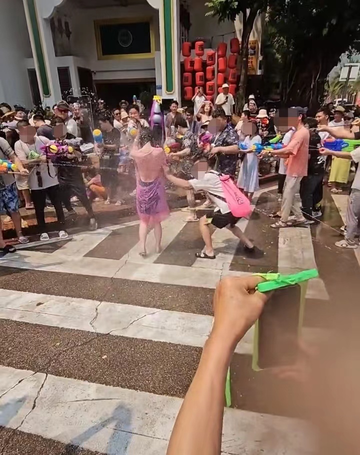 景洪“泼水节”女游客遭男性撕扯雨衣，拍摄者：专泼隐私部位